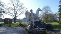 Blick zur Skulptur Heiliger Georg - am Friedhofsplatz in St. Georgen am Steinfelde